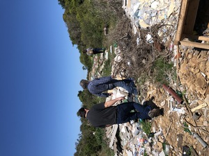 Caminata por los escombros.